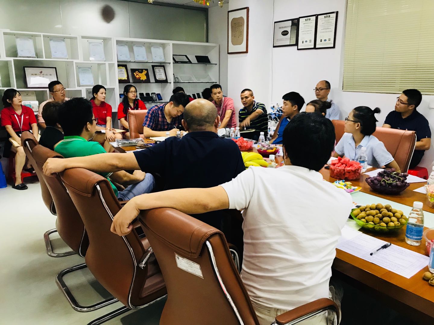 大家出谋划策为优奕视界解决线下问题