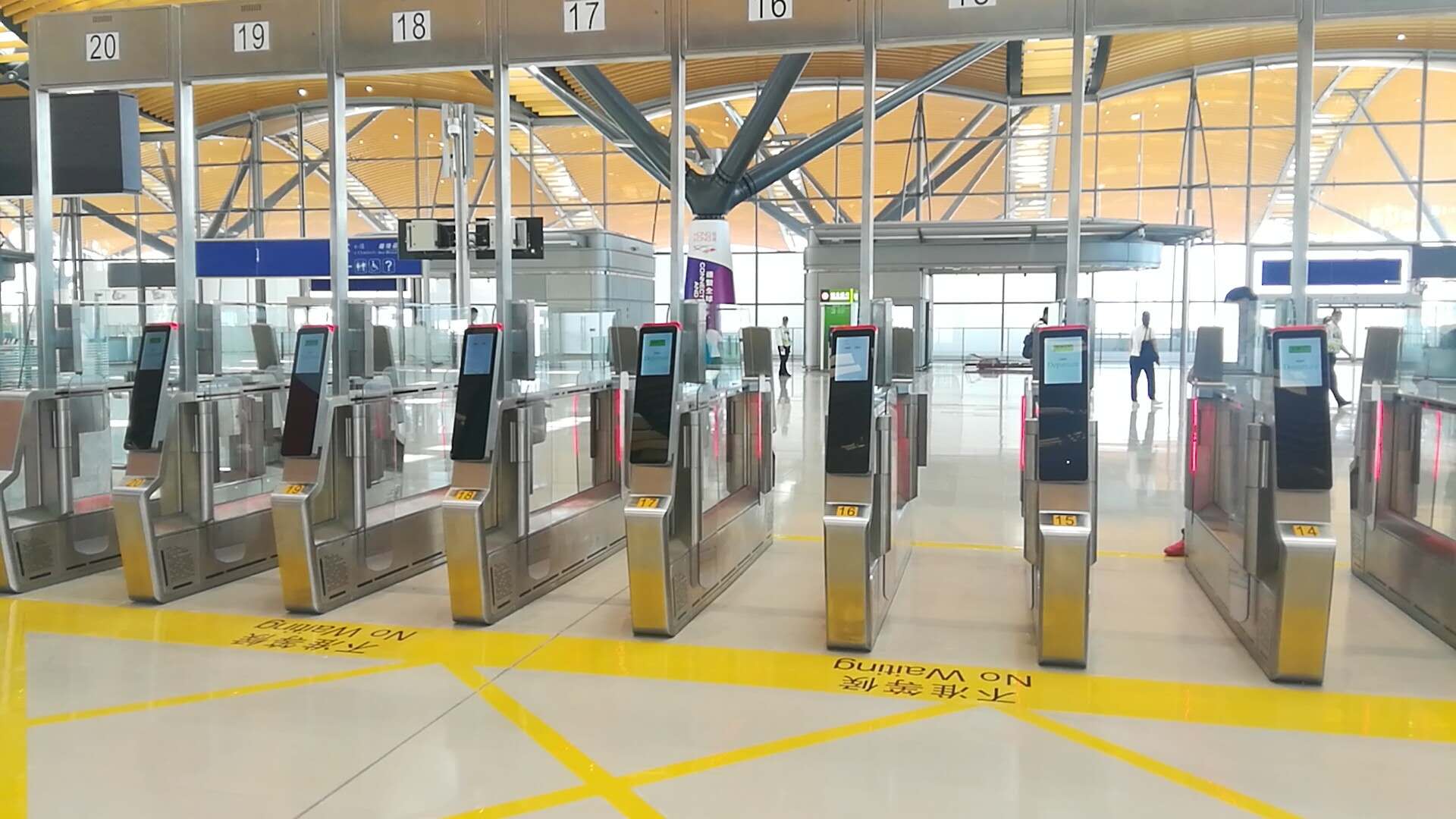 珠港澳大桥自助通道设备.jpg
